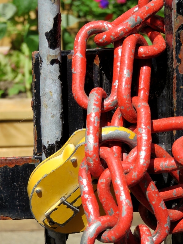 yellow lock, red chain