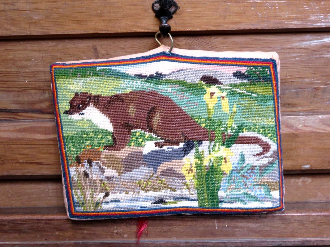 kneeler with otter
